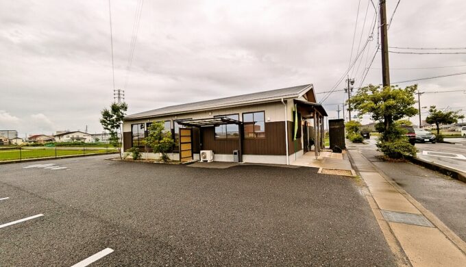 駐車場と外観