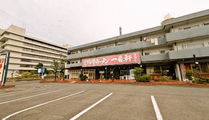 駐車場と外観