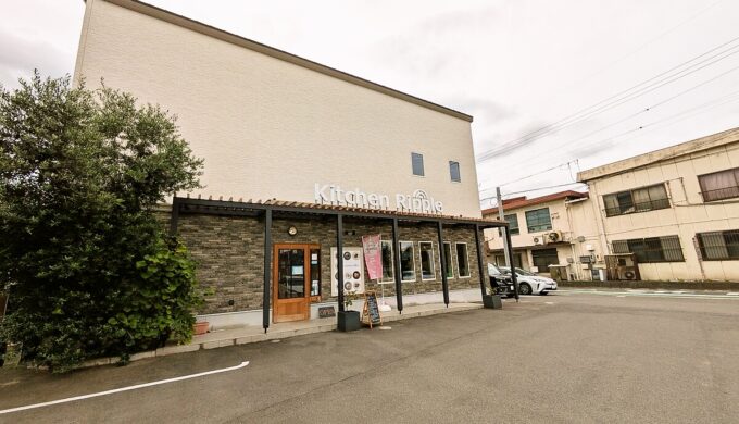 駐車場と外観