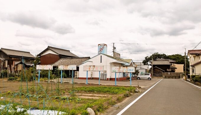 駐車場と外観