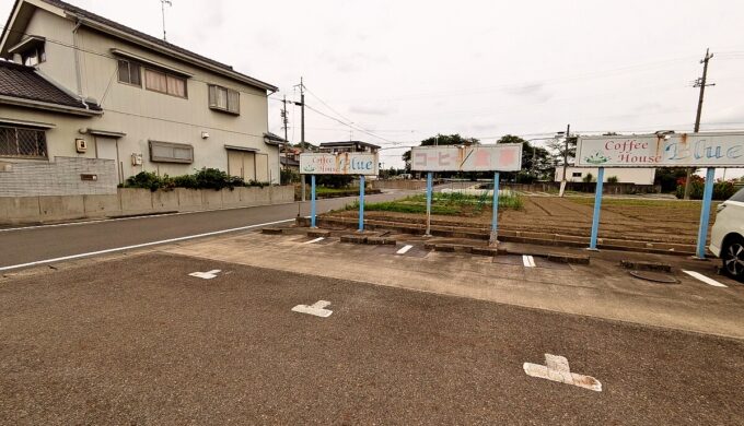 駐車場と外観