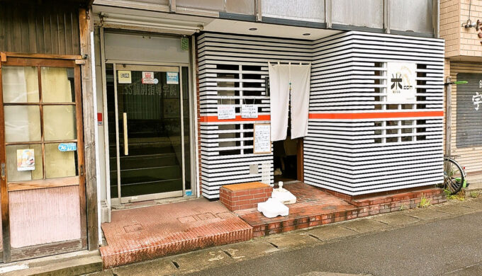 駐車場と外観