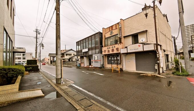 駐車場と外観