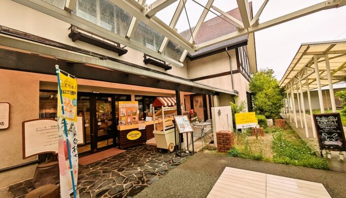 駐車場と外観