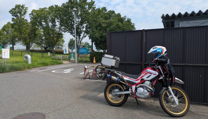 駐車場と外観