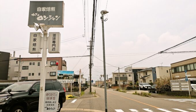駐車場と外観