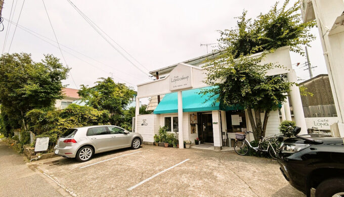 駐車場と外観