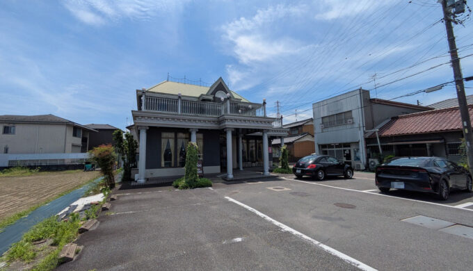 駐車場と外観