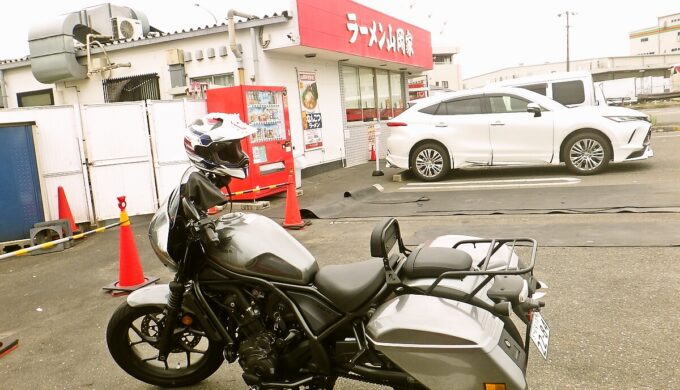 駐車場と外観