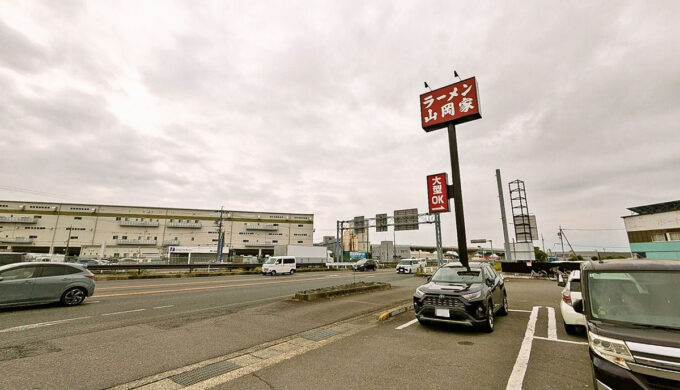 駐車場と外観