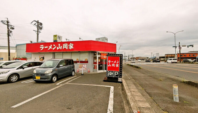 駐車場と外観