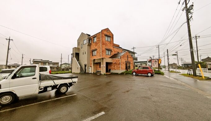 駐車場と外観