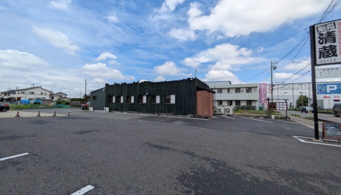 駐車場と外観