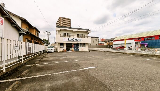 駐車場と外観