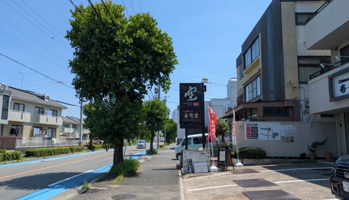 駐車場と外観