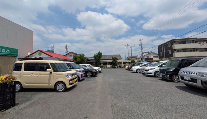 駐車場と外観