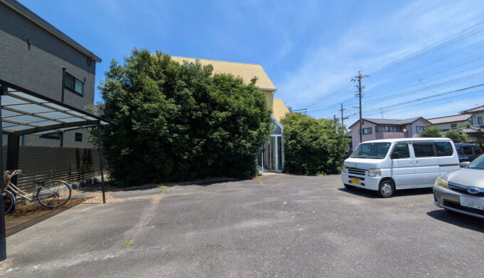 駐車場と外観