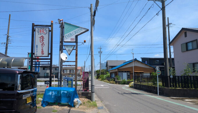 駐車場と外観
