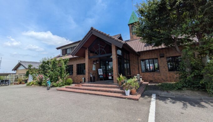 駐車場と外観