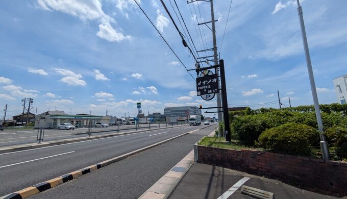 駐車場と外観