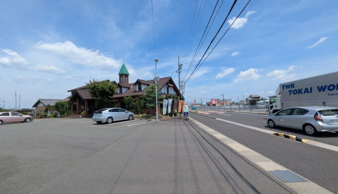 駐車場と外観