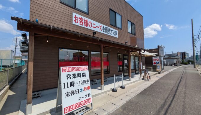 駐車場と外観
