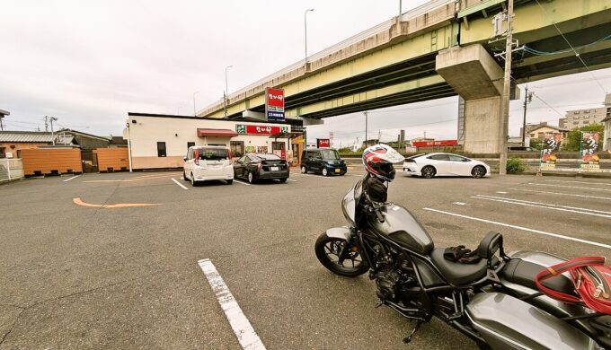 駐車場と外観