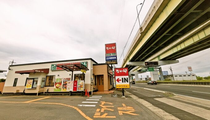 駐車場と外観