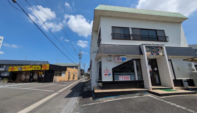 駐車場と外観