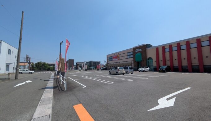 駐車場と外観