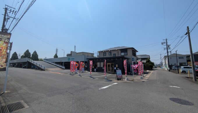 駐車場と外観