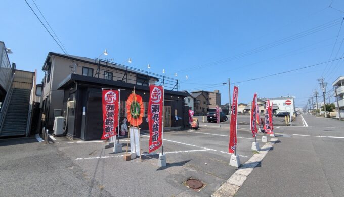 駐車場と外観