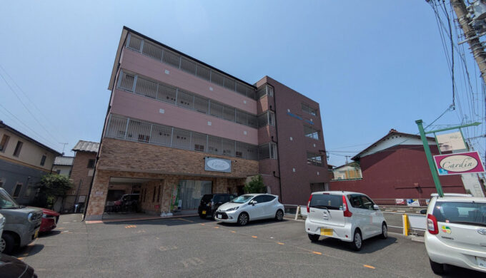 駐車場と外観