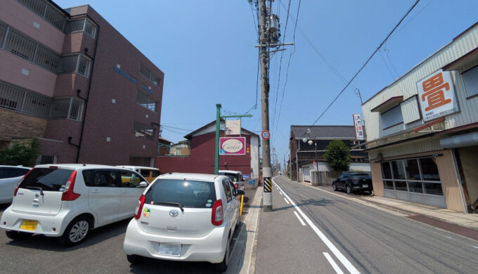 駐車場と外観