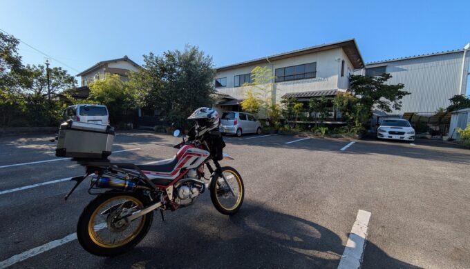 駐車場と外観