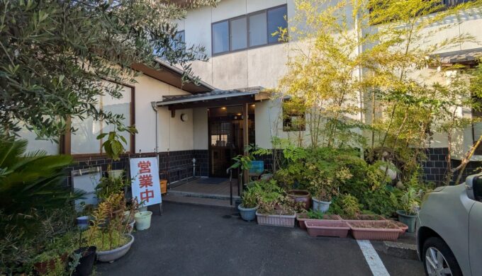 駐車場と外観