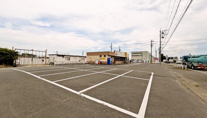 駐車場と外観