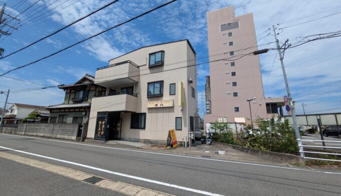 駐車場と外観