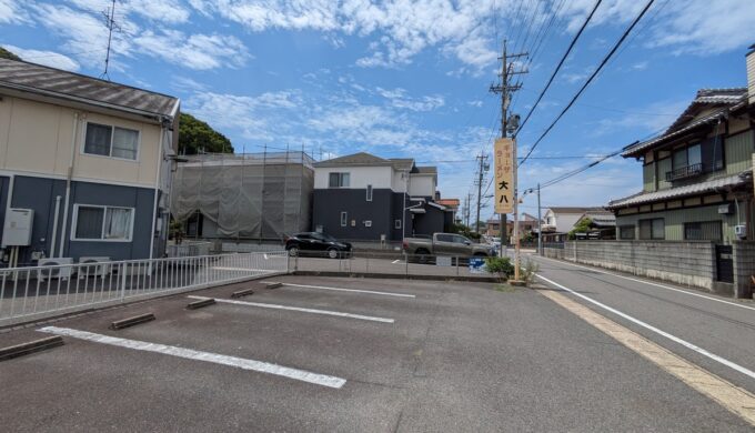 駐車場と外観