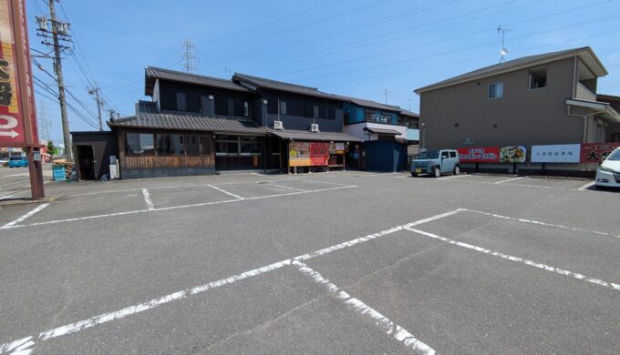 駐車場と外観