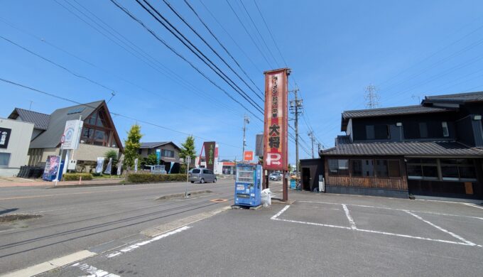 駐車場と外観