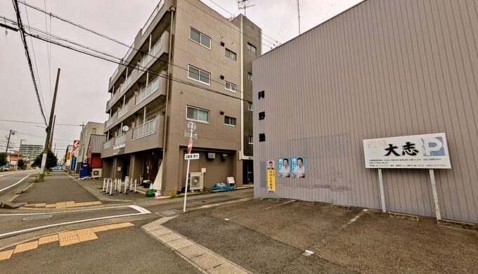 駐車場と外観