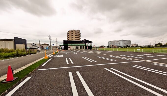 駐車場と外観