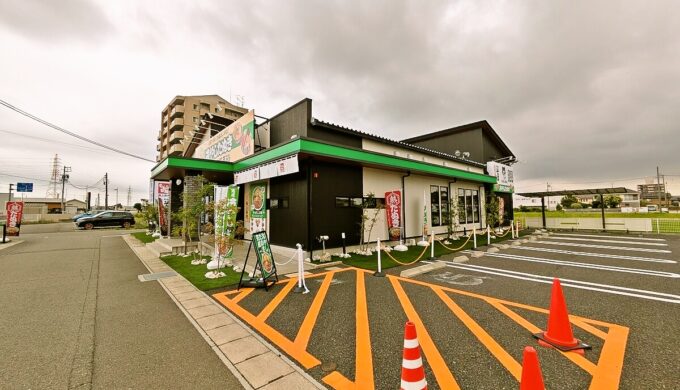 駐車場と外観
