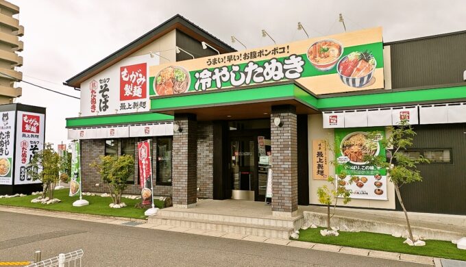 駐車場と外観