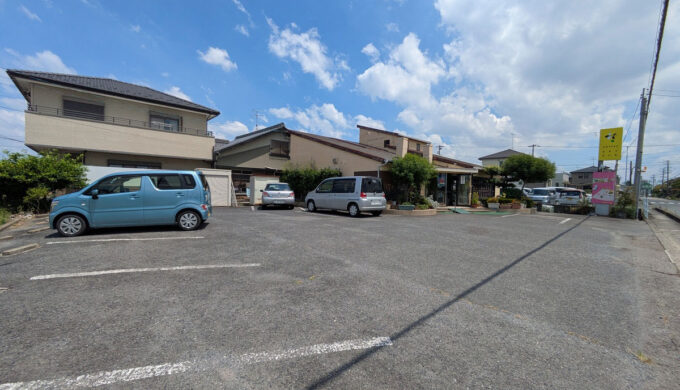駐車場と外観