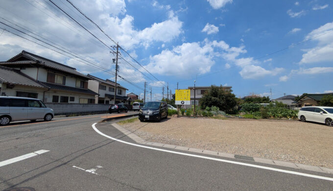 駐車場と外観