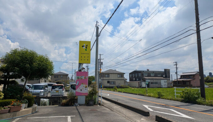 駐車場と外観