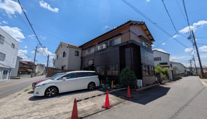 駐車場と外観