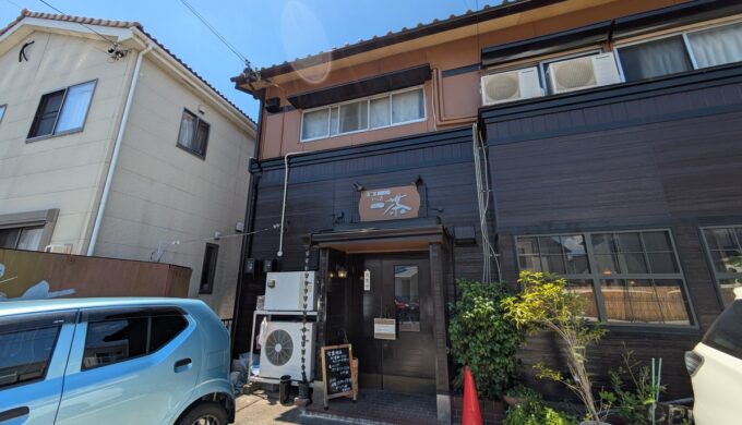 駐車場と外観